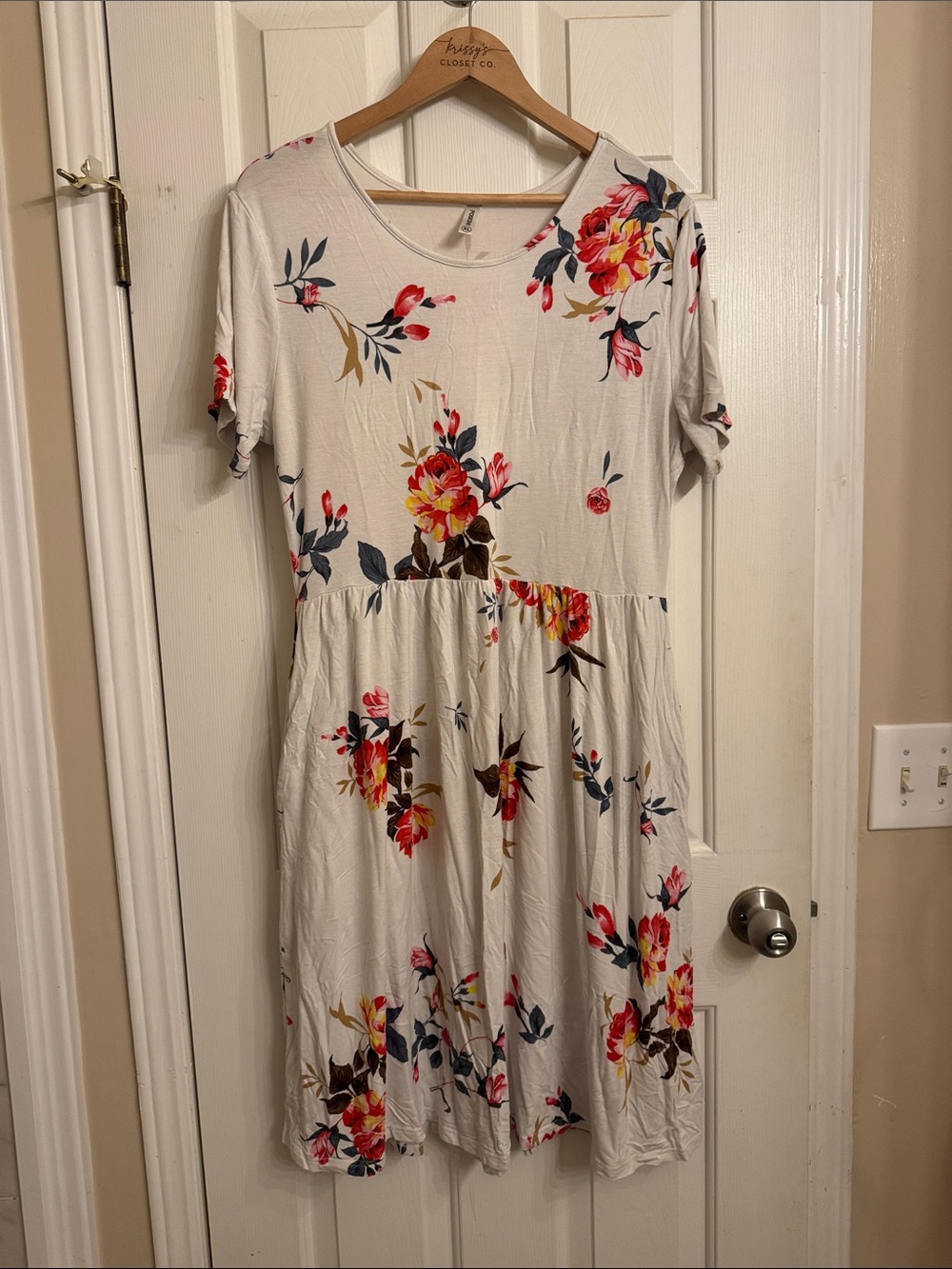 Cream Floral Short-Sleeve Midi Dress with Gathered Waist with pockets